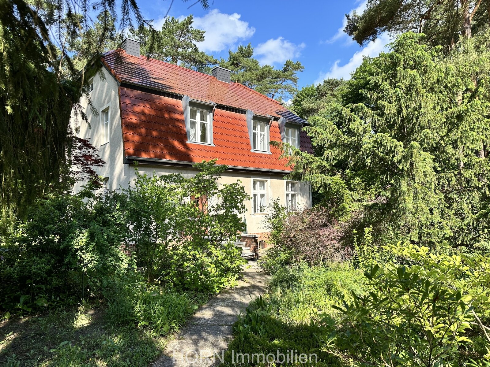 Malerisches Einfamilienhaus auf waldähnlichen Grundstück mit Zugang zum Rhin 