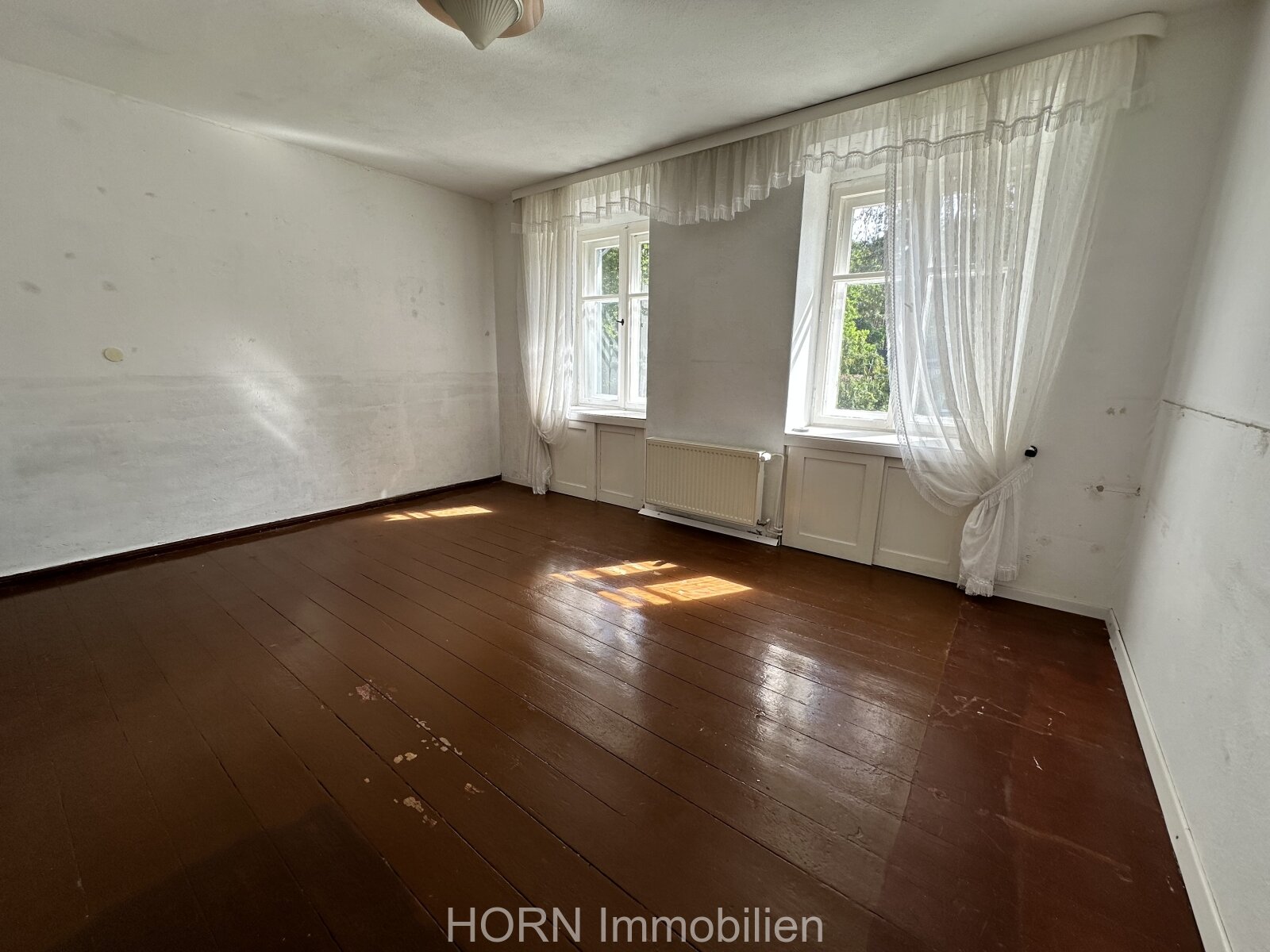 Malerisches Einfamilienhaus auf waldähnlichen Grundstück mit Zugang zum Rhin 