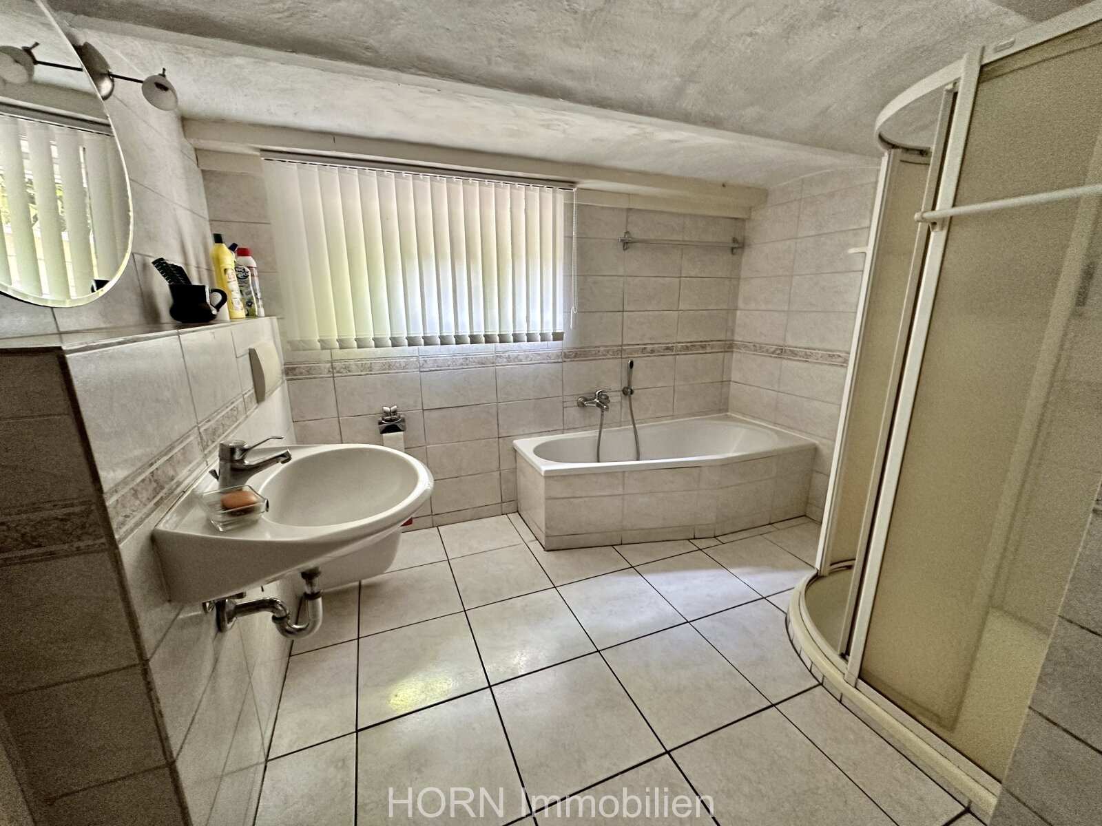 Malerisches Einfamilienhaus auf waldähnlichen Grundstück mit Zugang zum Rhin 