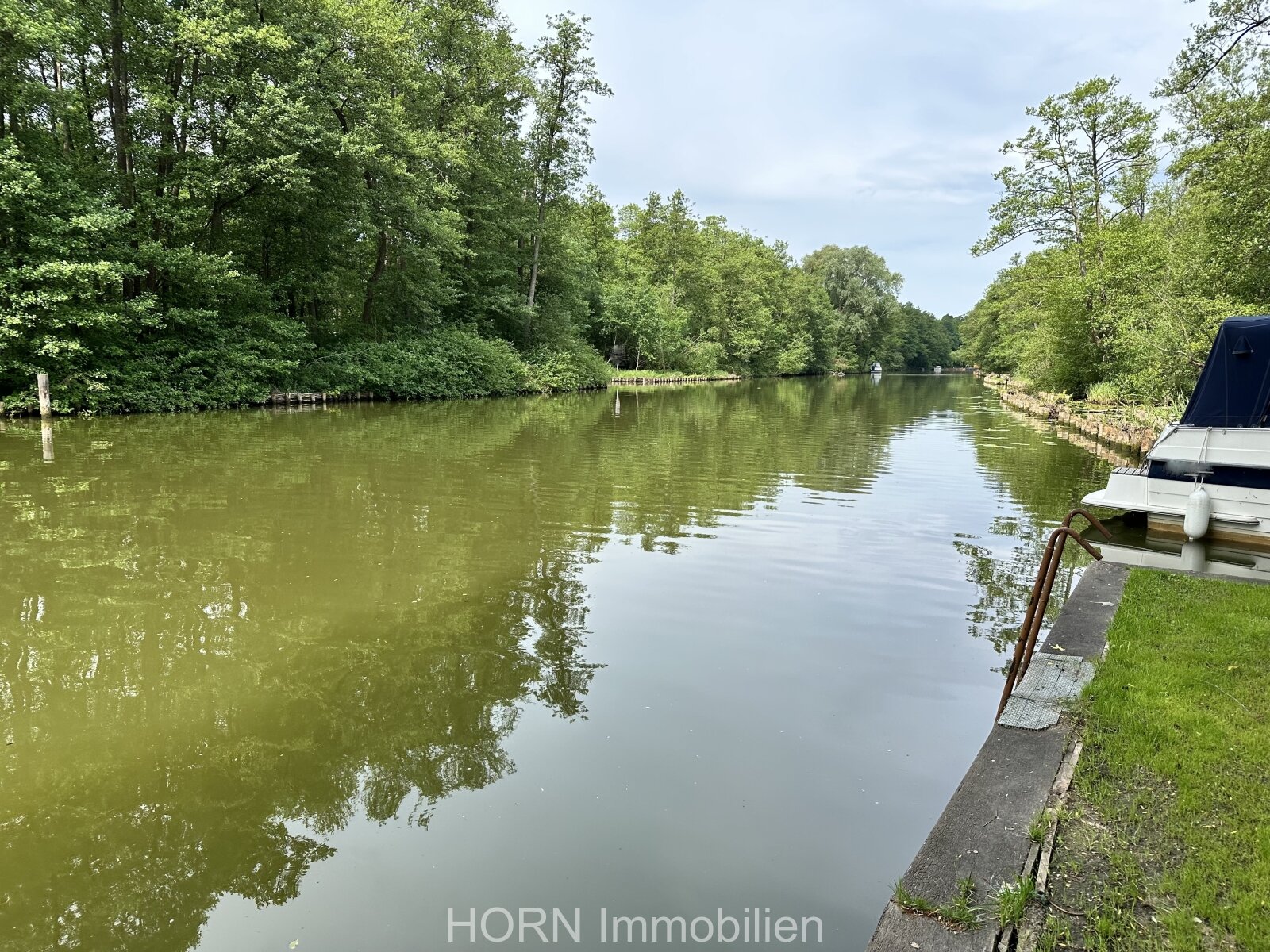 Malerisches Einfamilienhaus auf waldähnlichen Grundstück mit Zugang zum Rhin 