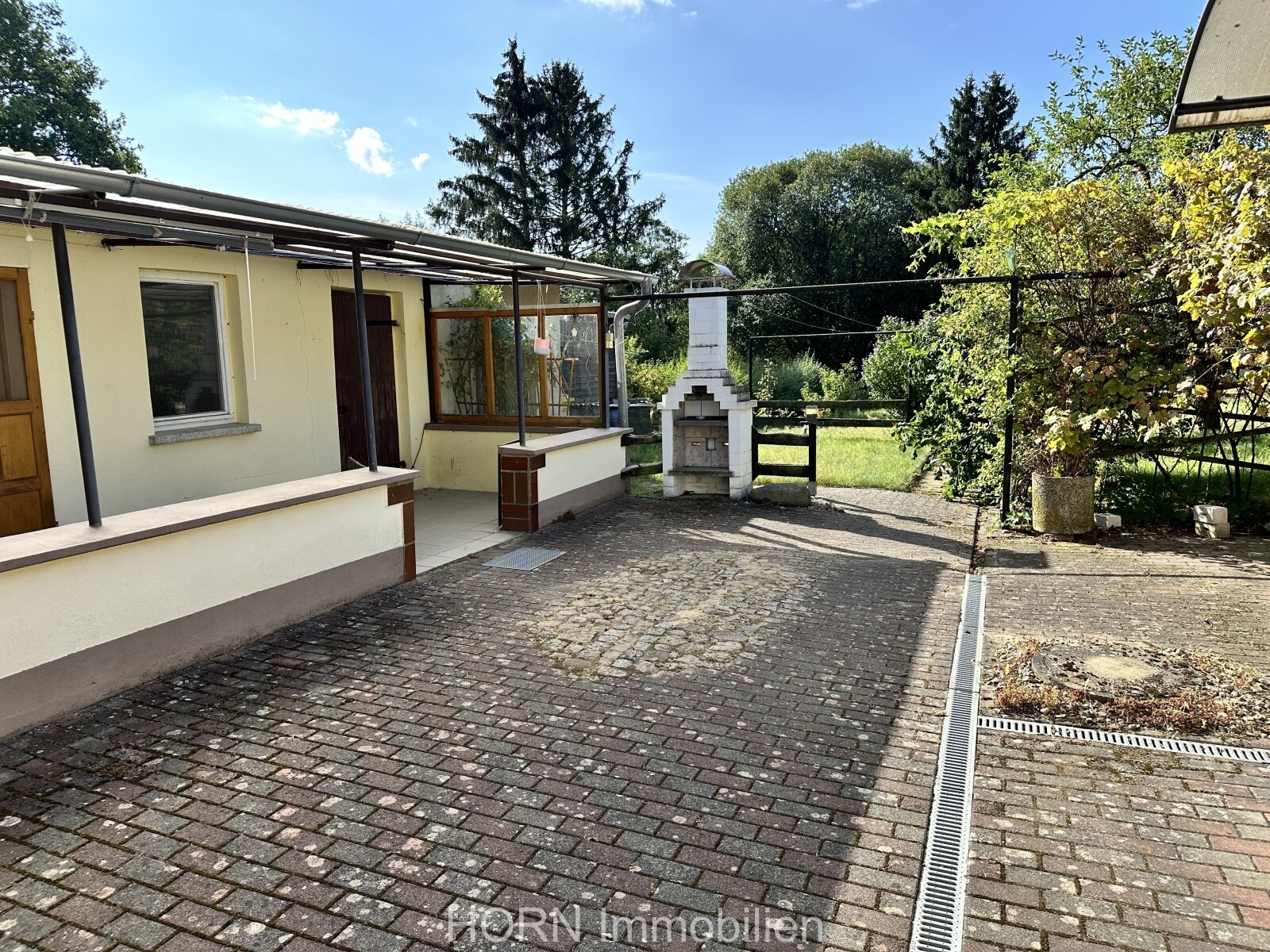 Hof mit Blick zum Garten Hof mit Blick zum Garten