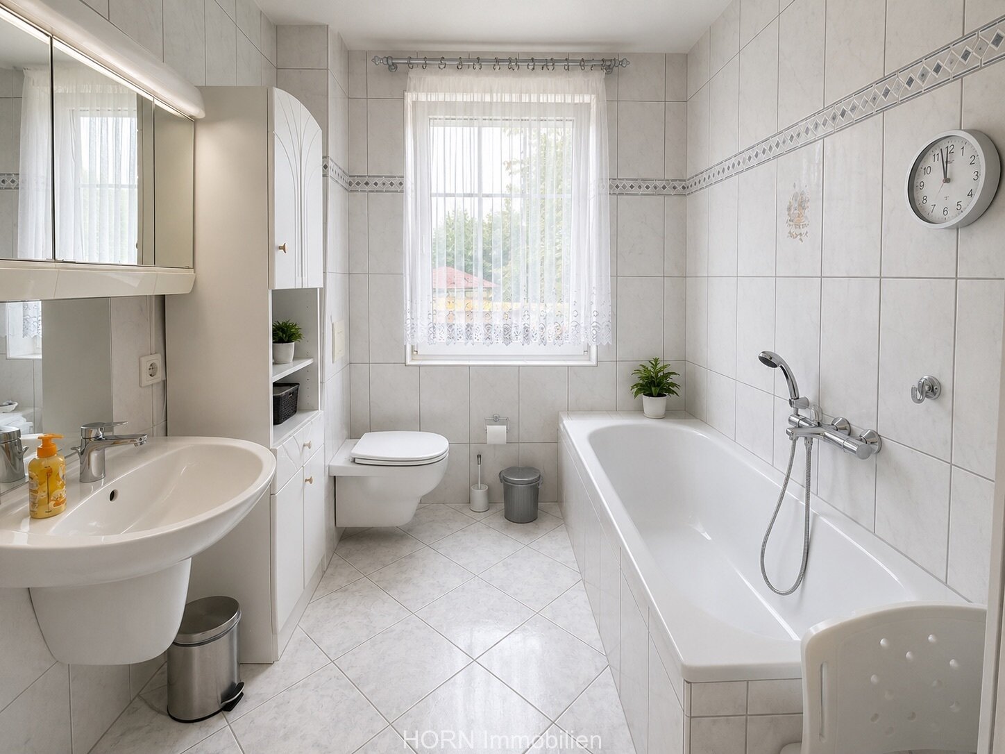Helles Badezimmer mit Wanne, Dusche und Fenster Helles Badezimmer mit Wanne, Dusche und Fenster