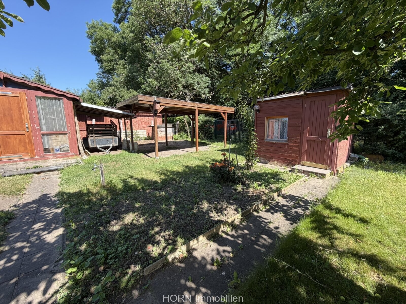 Carport mit Nebengebäuden Carport mit Nebengebäuden